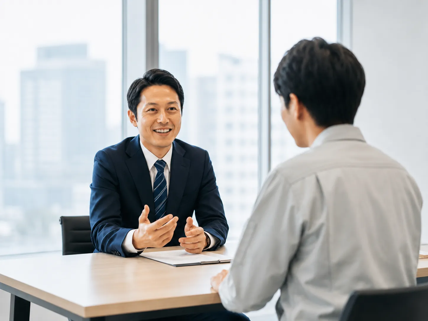 建設業界専門のアドバイザーに転職相談する様子