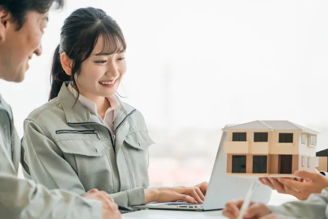 地域材で挑む非住宅木造設計の最前線へ　高待遇で活躍できる設計職の建設求人イメージ