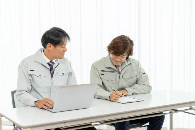 公共・民間建築現場での建築施工管理職募集安心の完全週休二日制と充実手当の建設求人イメージ